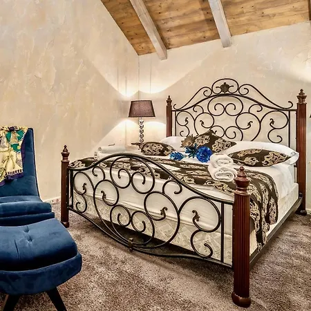 Historic Plaza Varos (adults Only) Otel