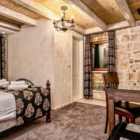 ホテル Historic Plaza Varos (adults Only) 4*