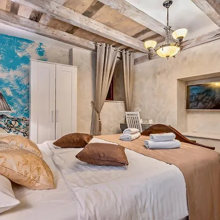 ホテル Historic Plaza Varos (adults Only) 4*