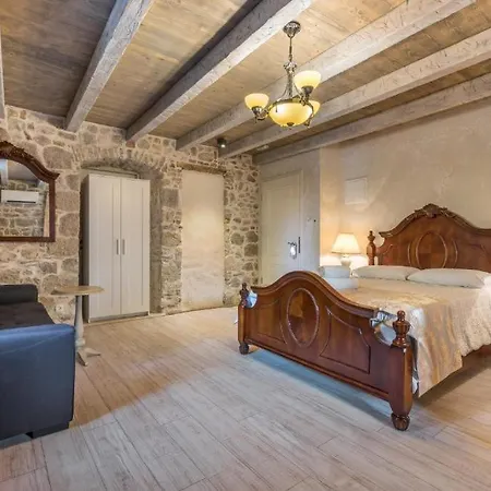 فندق Historic Plaza Varos (adults Only) 4*